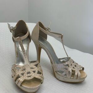 High heeled shoes size 5
